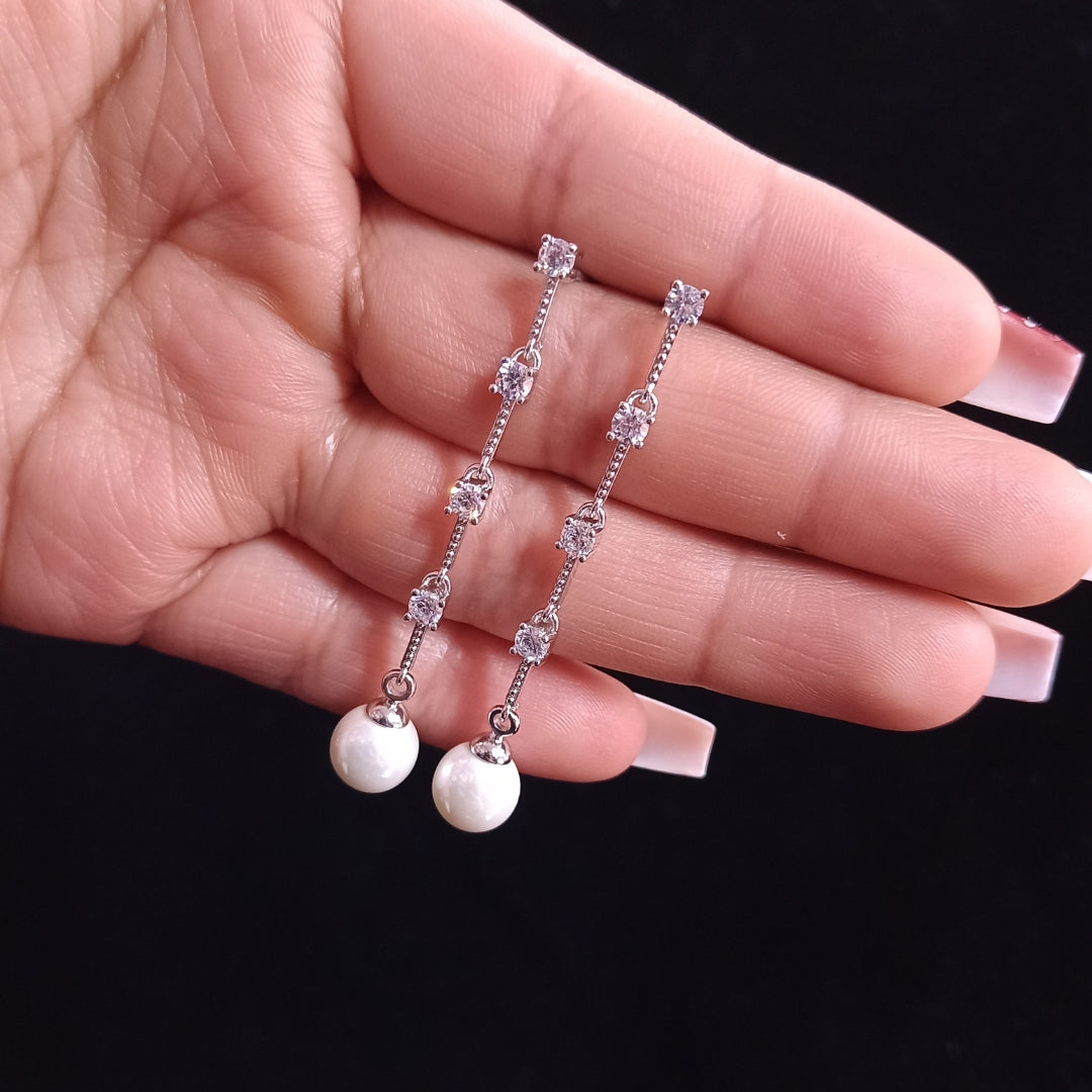 Aretes Largos Con Diamante y Perla